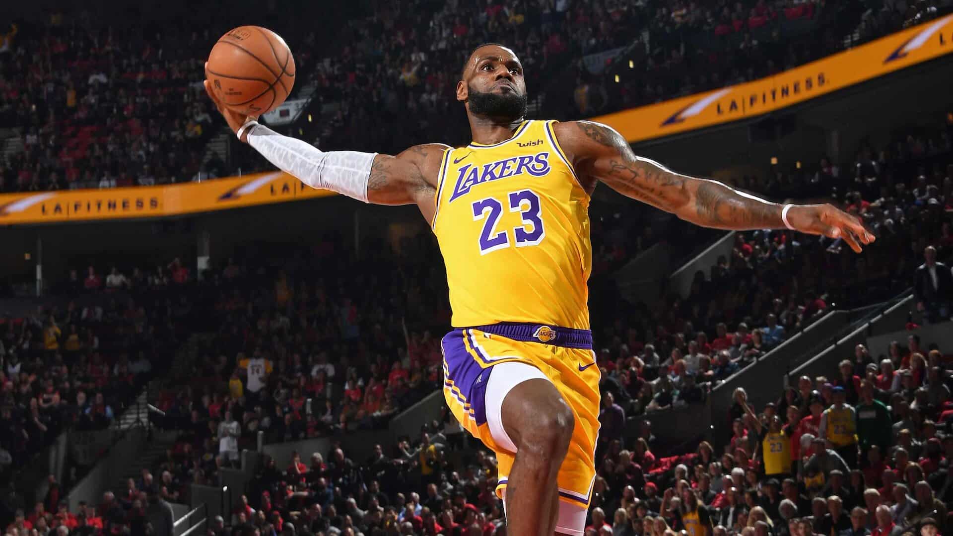 LeBron James dunk avec les Lakers