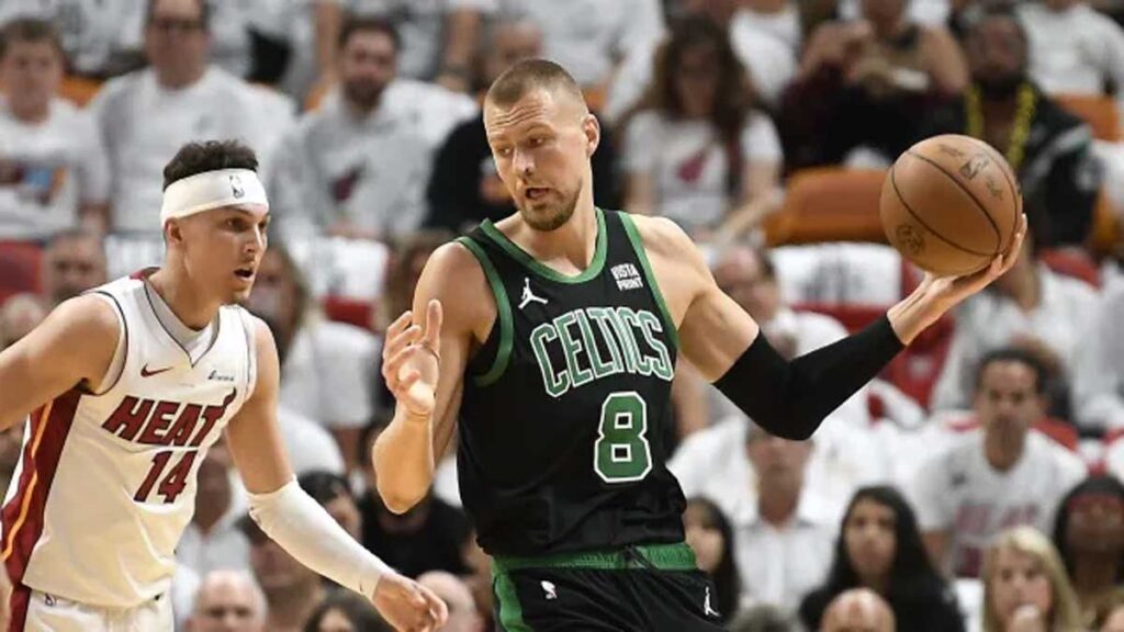 Kristaps Porzingis face à Tyler Herro