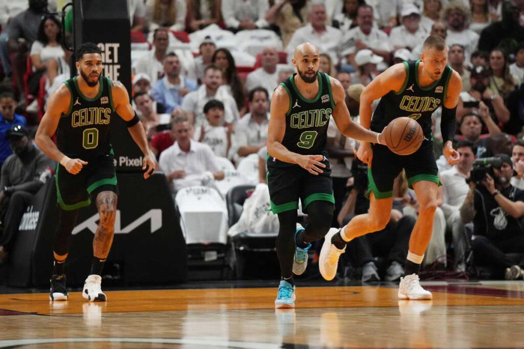 Derrick White, Kristaps Porzingis et Jayson Tatum