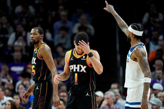 Kevin Durant et Devin Booker après la défaite des Suns
