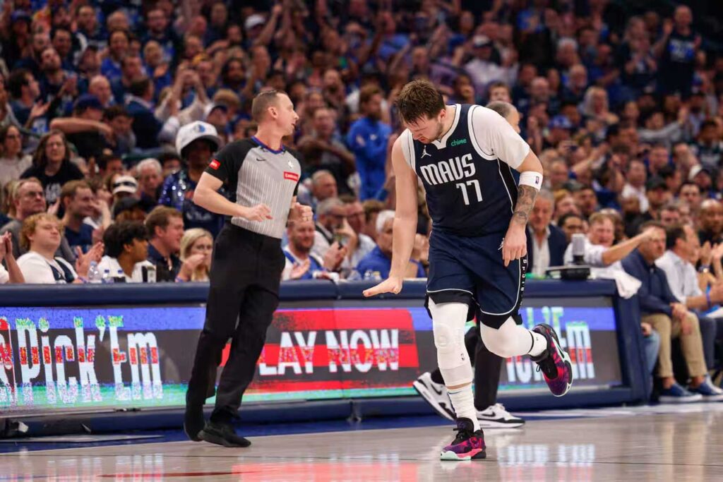 Luka Doncic célébrant un panier