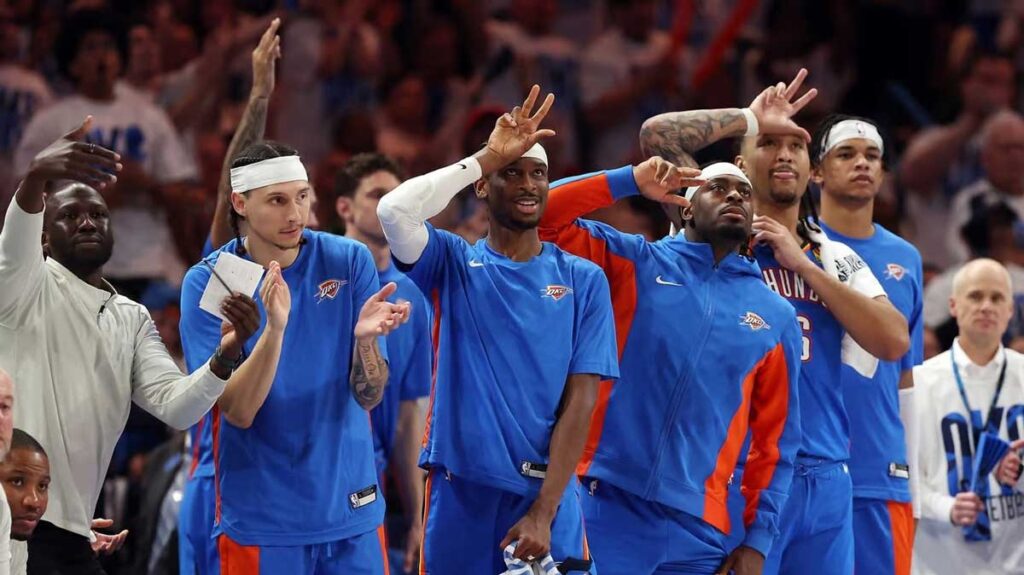 Le banc d'OKC qui célèbre un trois points