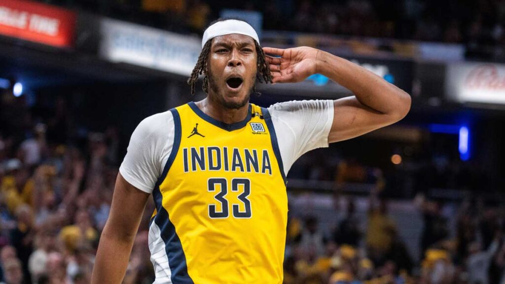 Myles Turner qui célèbre