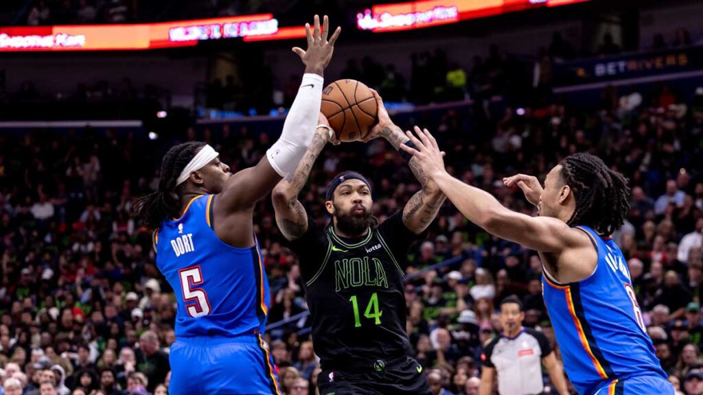 Brandon Ingram défendu par deux joueurs d'OKC