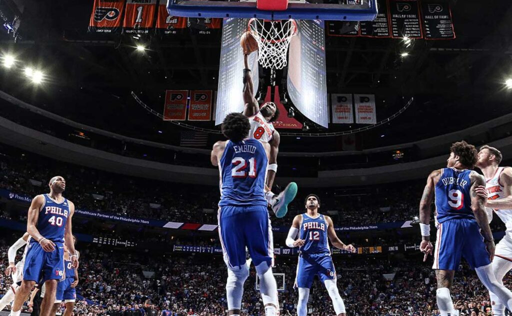 OG Anunoby dunk sur Joel Embiid