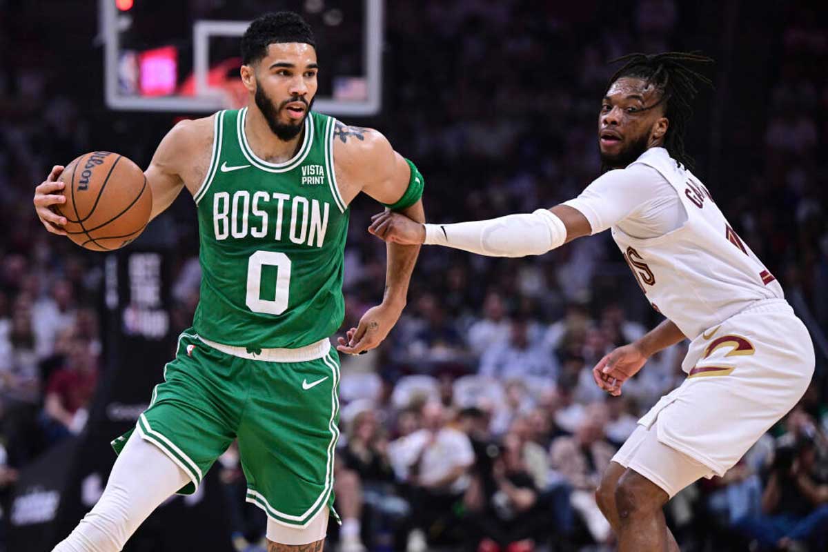 Jayson Tatum des Celtices face à Darius Garland des Cavaliers