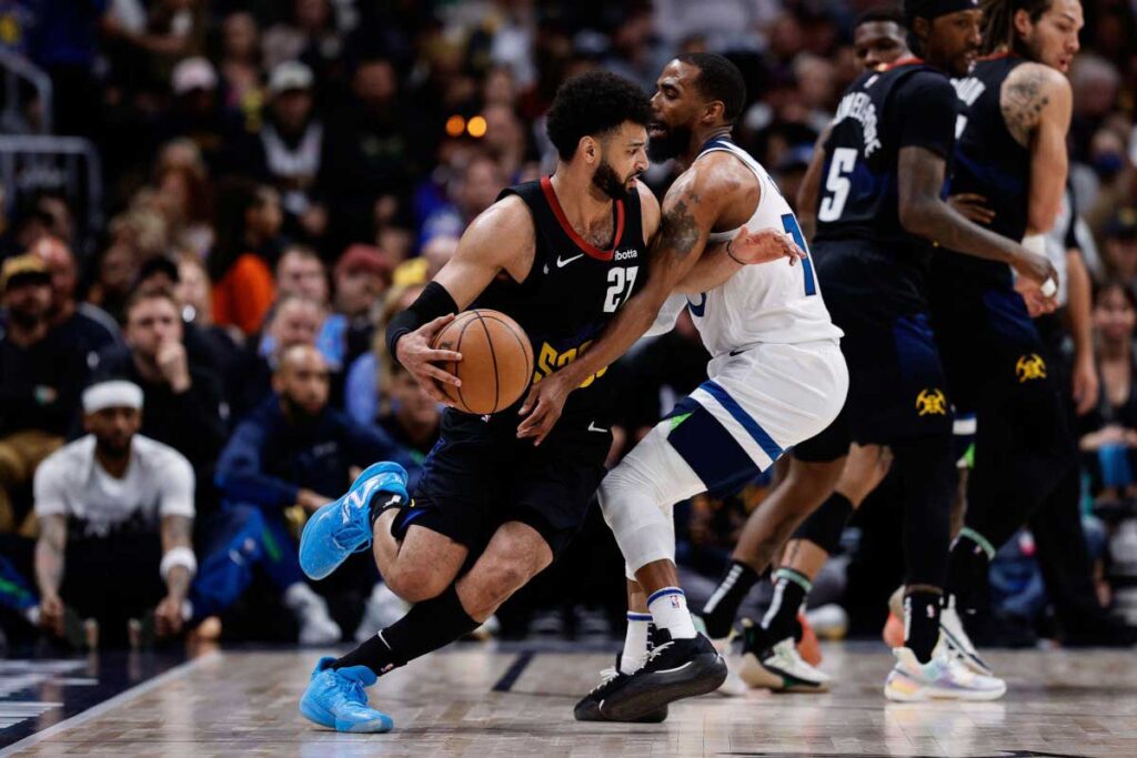 Mike Conley qui défend sur Jamal Murray