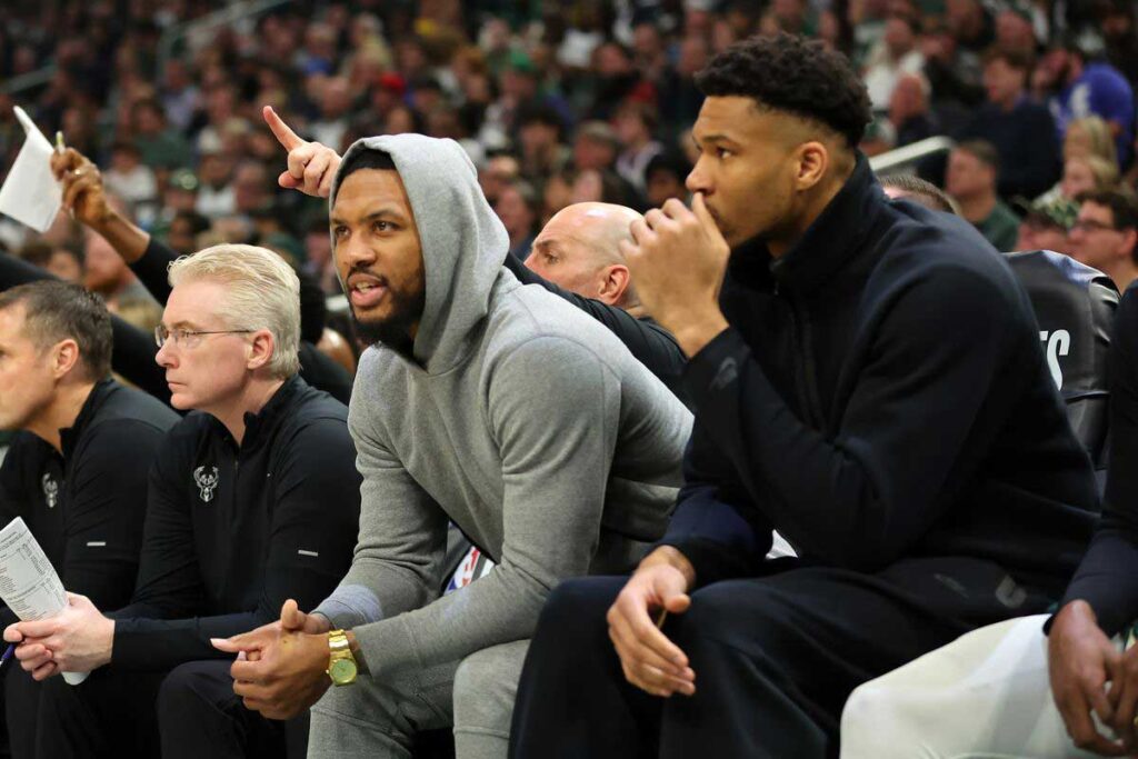 Damian Lillard et Giannis Antetokounmpo sur le banc des Bucks