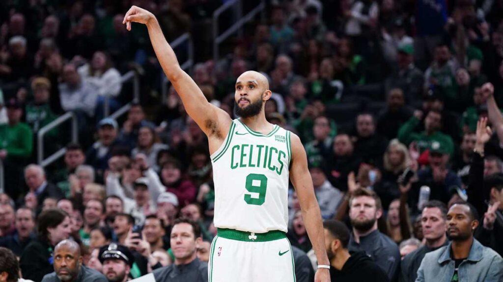 Derrick White célébrant un tir