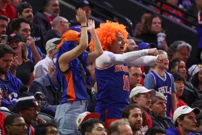 Des fans de Knicks dans le Wells Fargo Center