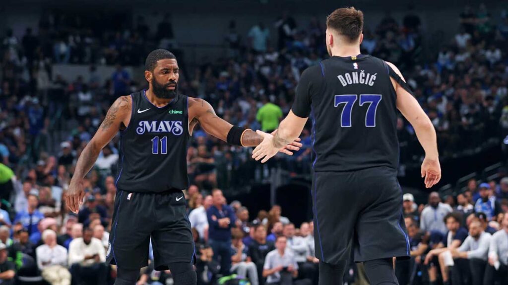 Kyrie Ivring et Luka Doncic célèbrent leur victoire