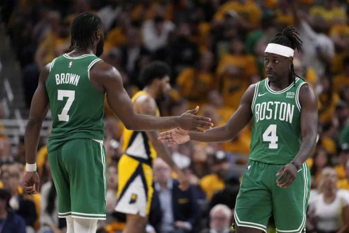 Jaylen Brown et Jrue Holiday