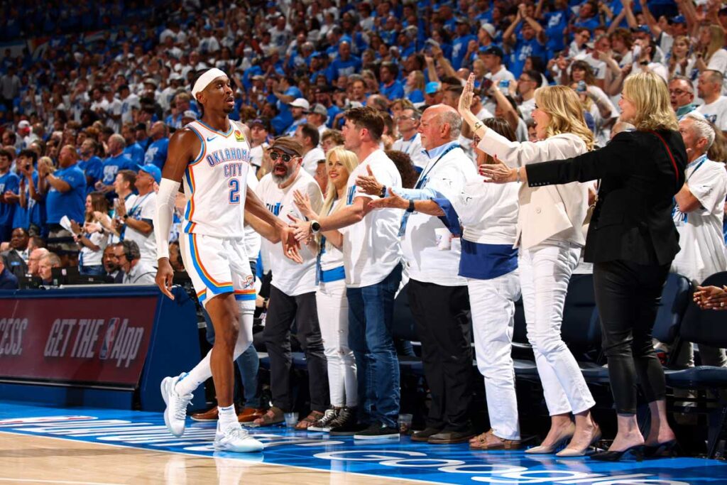 Shai Gilgeous Alexander et le public d'OKC