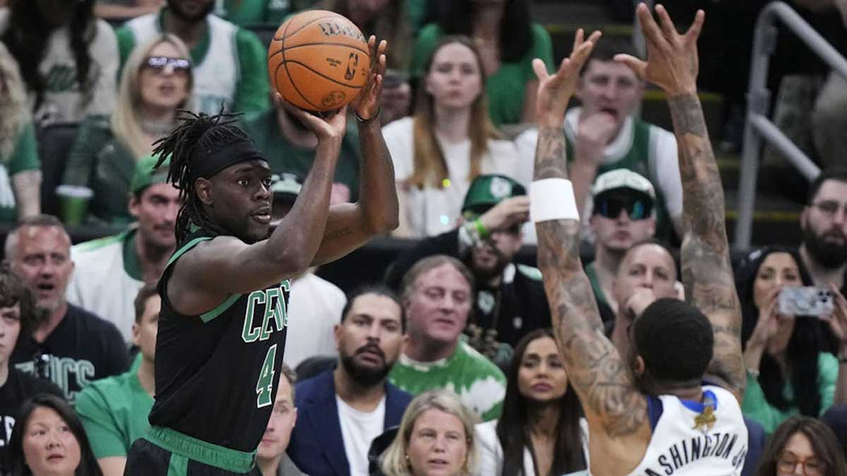 Jrue Holiday des Celtics contre les Mavericks