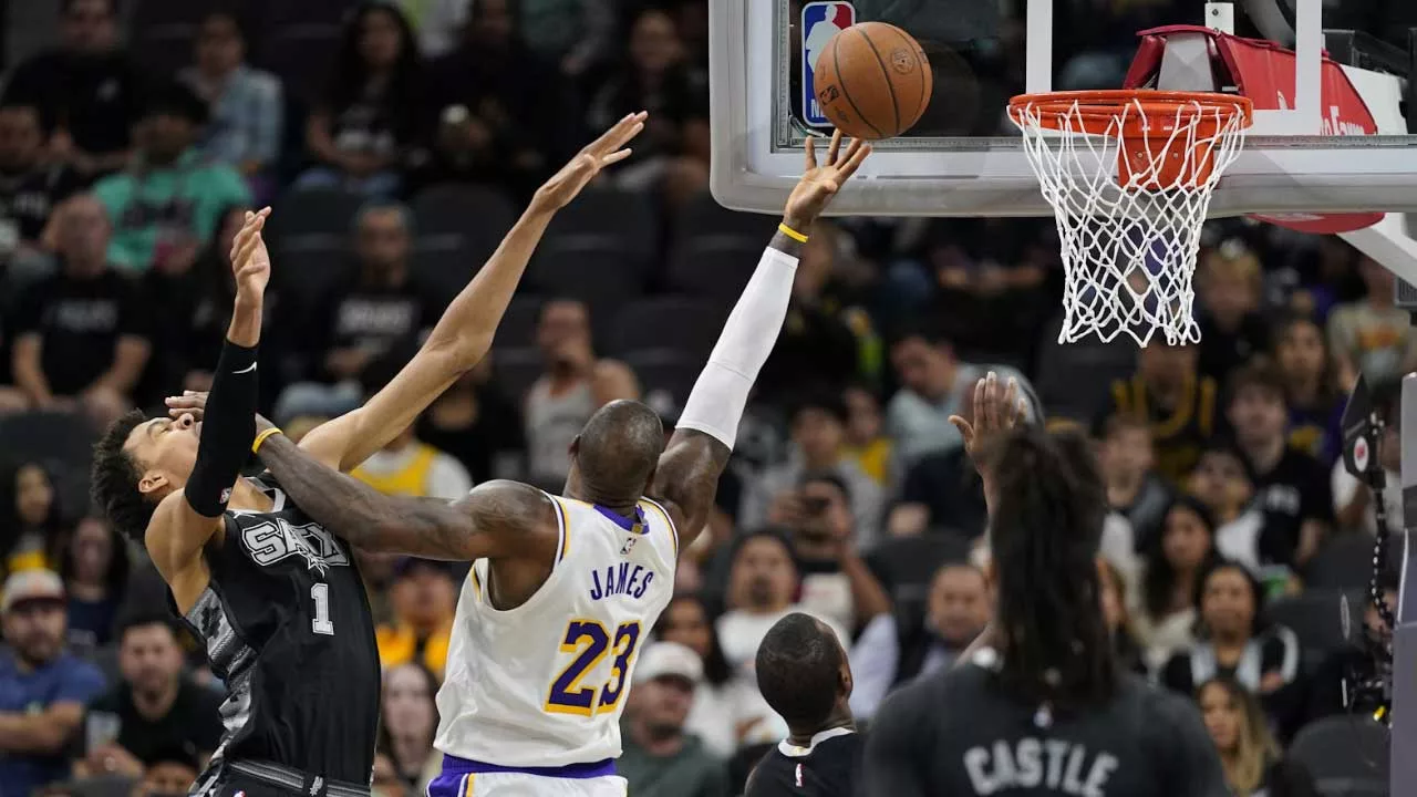 LeBron James et Victor Wembanyama