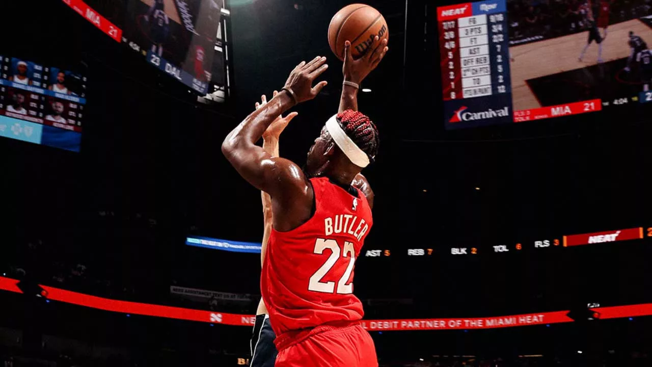 Lire la suite à propos de l’article Jimmy Butler porte Miami avec 33 points face aux Mavericks