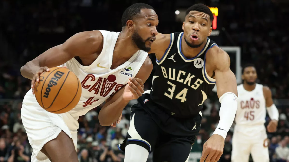 Evan Mobley et Giannis Antetokounmpo