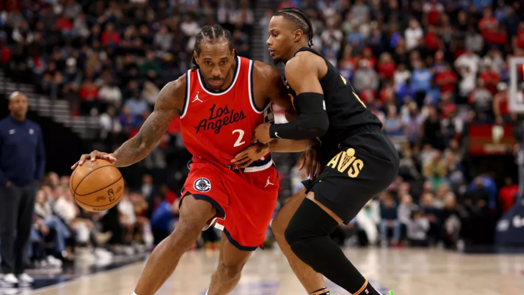 Kawhi Leonard et Isaac Okoro