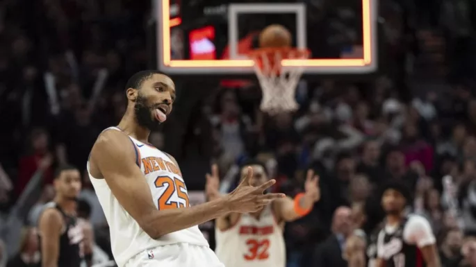 trois-points au buzzer pour Mikal Bridges