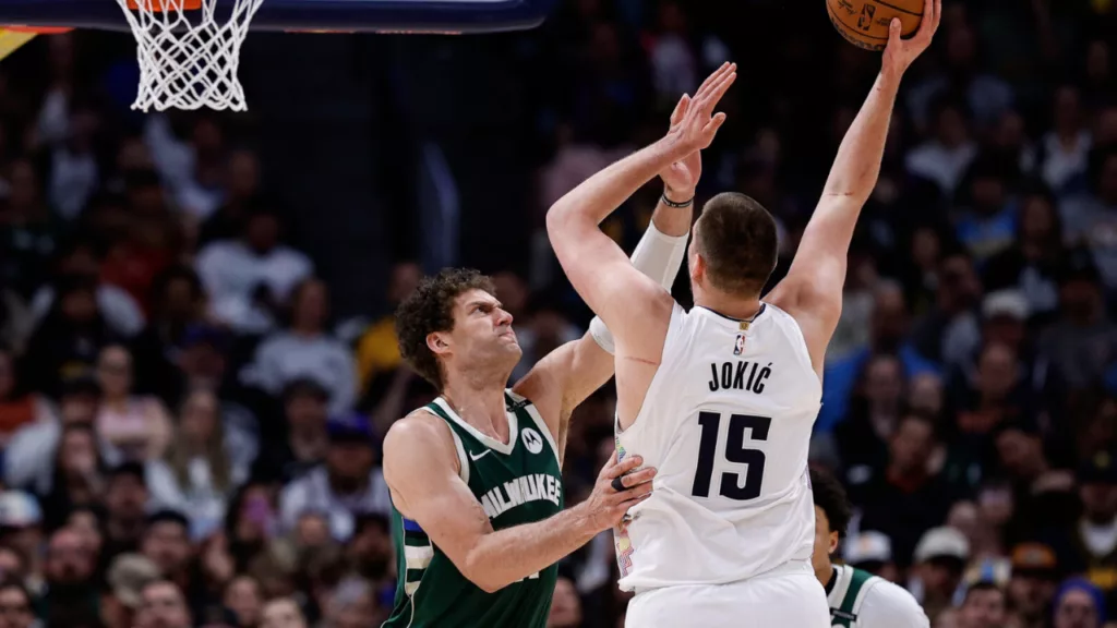 Nikola Jokic et Brook Lopez