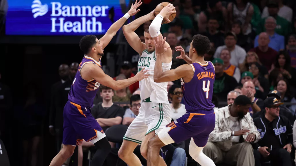 Kristaps Porzingis et Devin Booker
