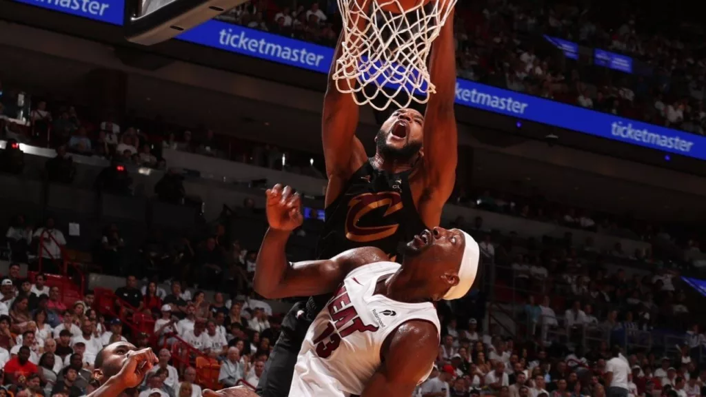 Evan Mobley dunk sur Bam Adebayo