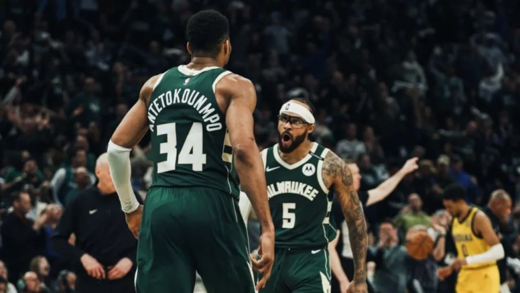 Giannis Antetokounmpo et Gary Trent Jr.