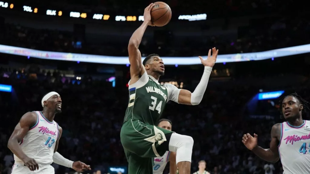 Giannis Antetkounmpo réalise un gros triple double