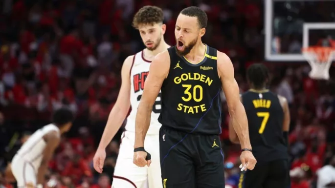 Alperen Sengun et Stephen Curry