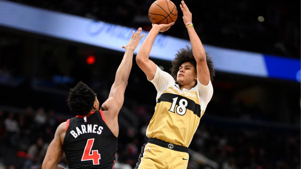 Kyshawn George qui shoot sur Scottie Barnes