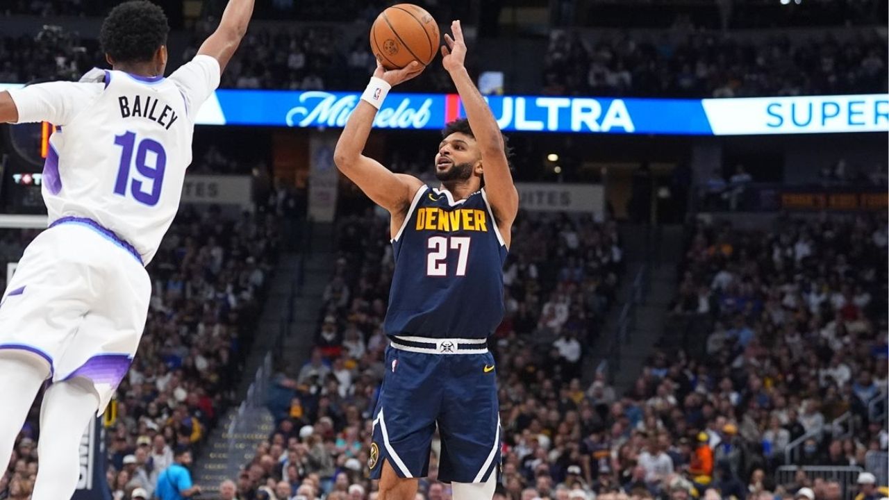 Ace Bailey qui essaye de contrer le tir de Jamal Murray