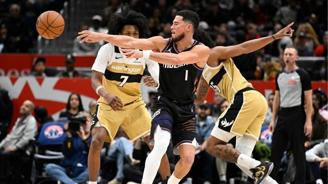 Devin Booker qui fait une passe