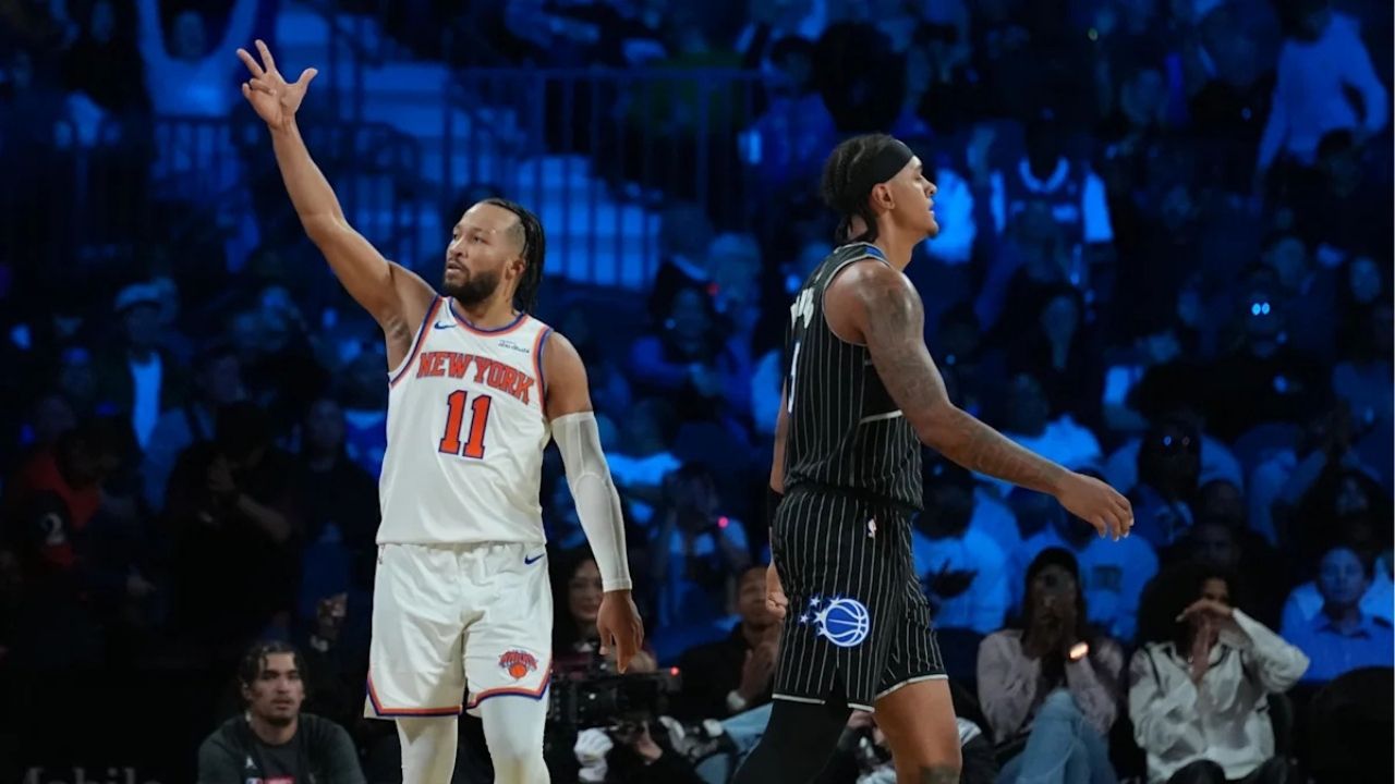 Jalen Brunson qui célèbre à côté de Paolo Banchero