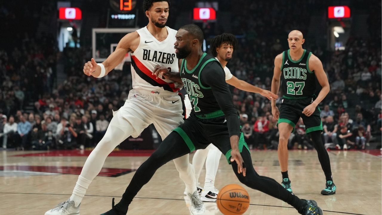 Jaylen Brown défendu par les Blazers
