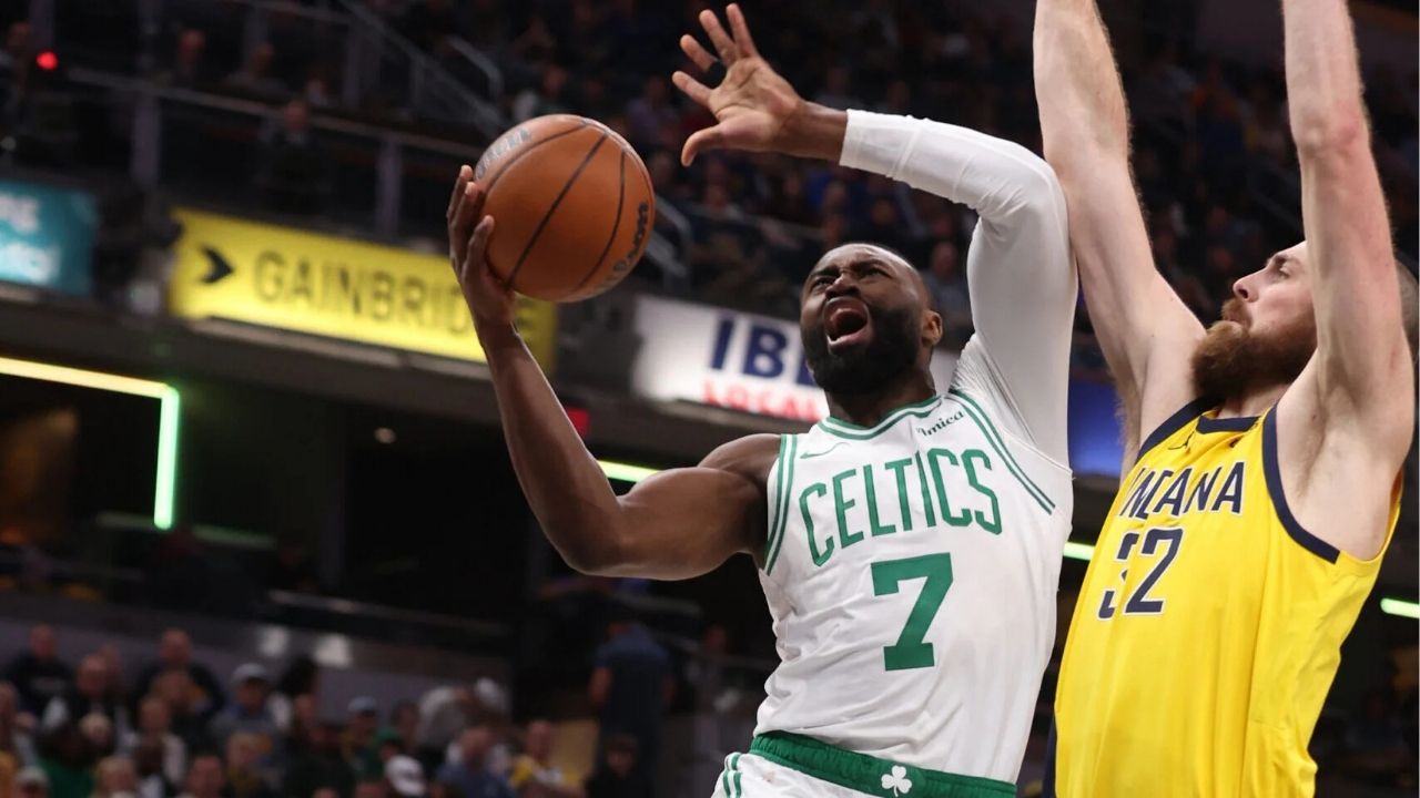 Jaylen Brown défendu par Jay Huff