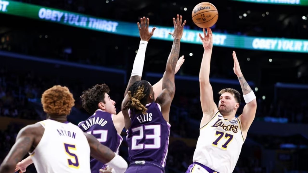 Luka Doncic défendu par les Kings