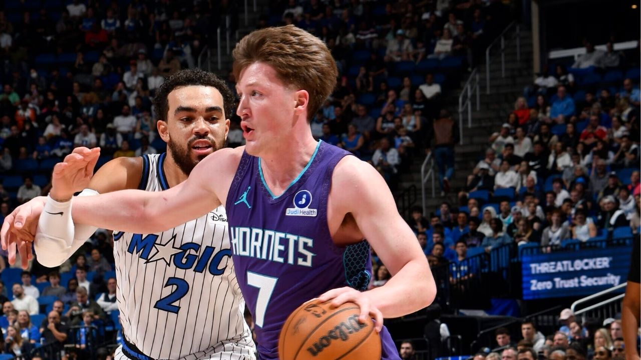 Tyus Jones qui défend Kon Knueppel