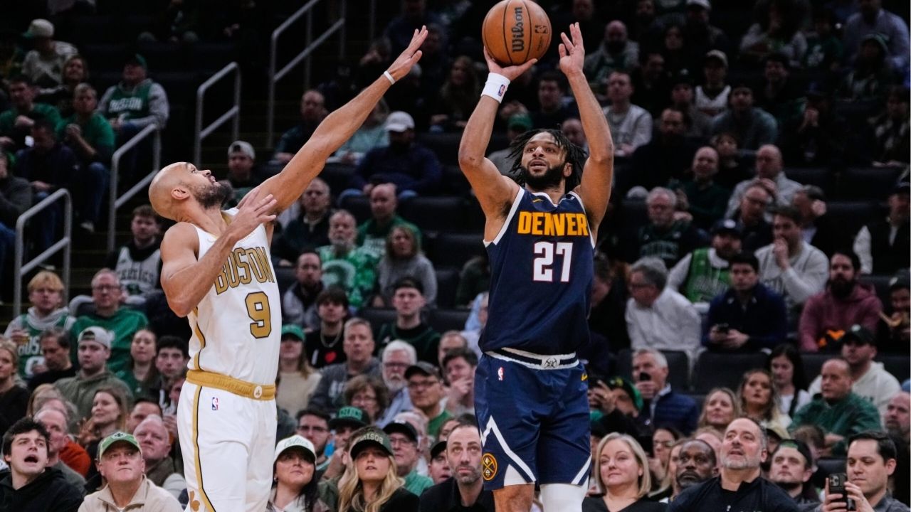 Derrick White qui essaye de contrer Jamal Murray