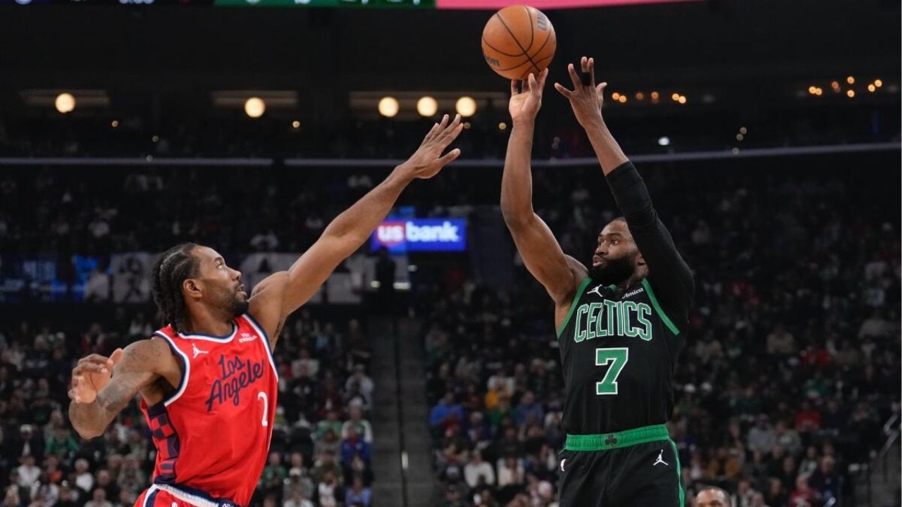 Kawhi Leonard qui défend sur Jaylen Brown