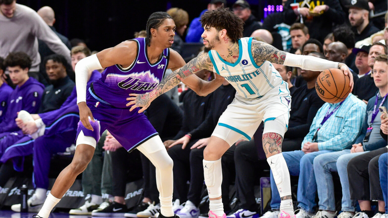 Lamelo Ball défendu par un joueur des Hornets