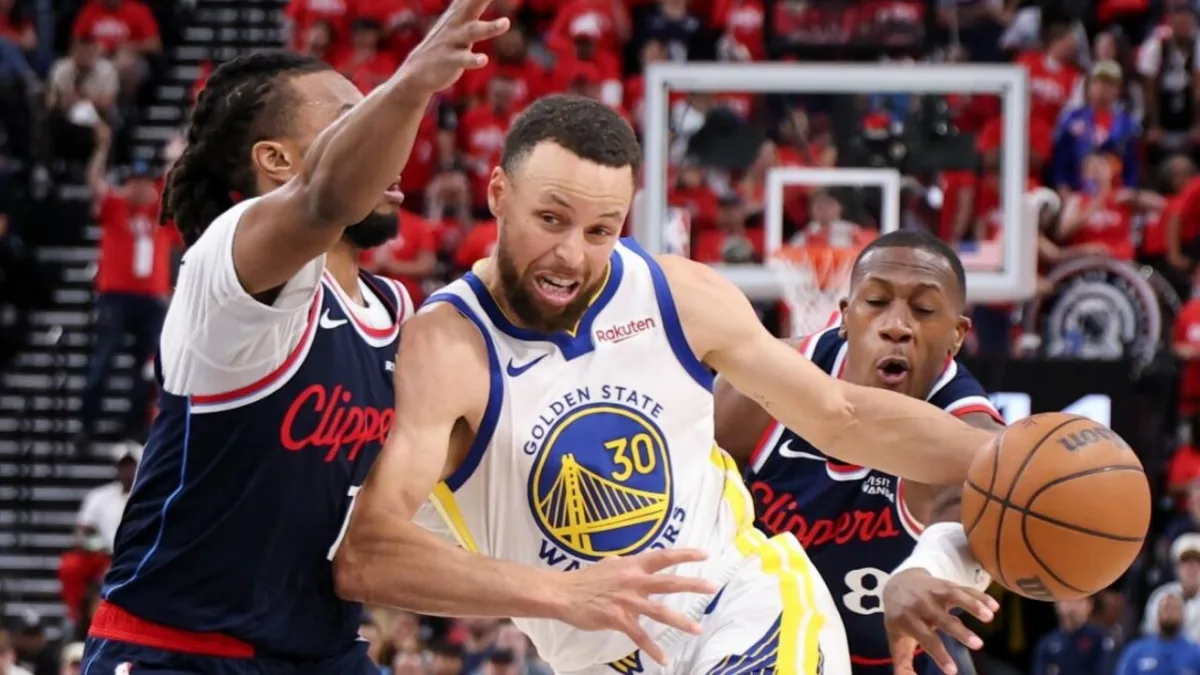 Darius Garland qui défend sur Stephen Curry lors du match du play-in tournament opposant les Golden State Warriors aux Los Angeles Clippers