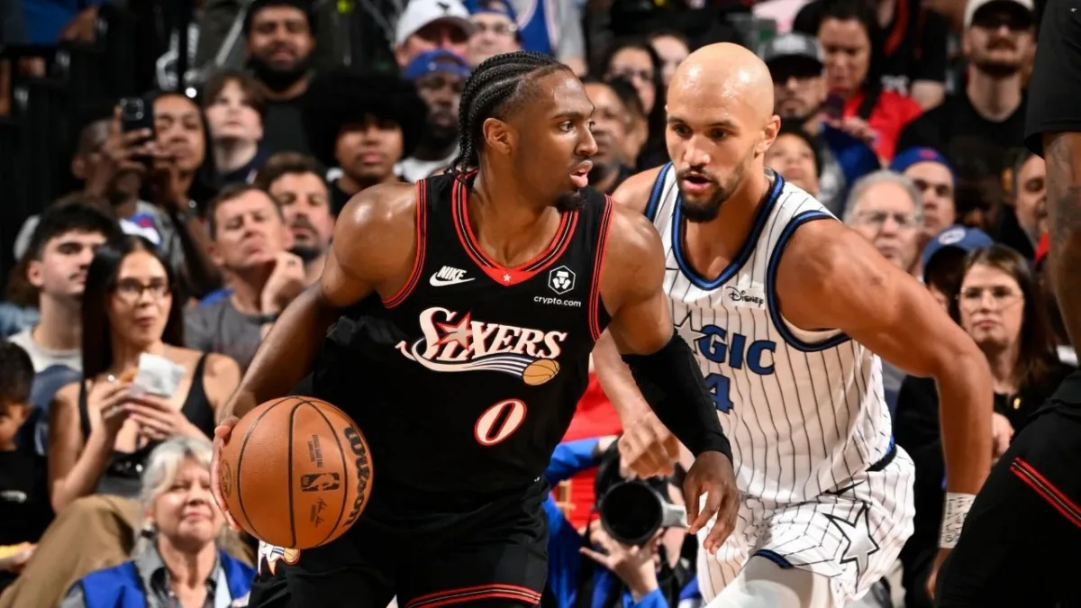Jalen Suggs défendant sur Tyrese Maxey lors du match du play-in tournament opposant les Philadelphie 76ers et le Orlando Magic