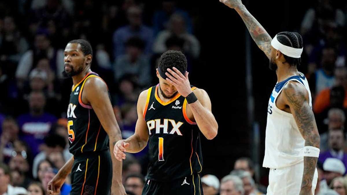 Kevin Durant et Devin Booker après la défaite des Suns