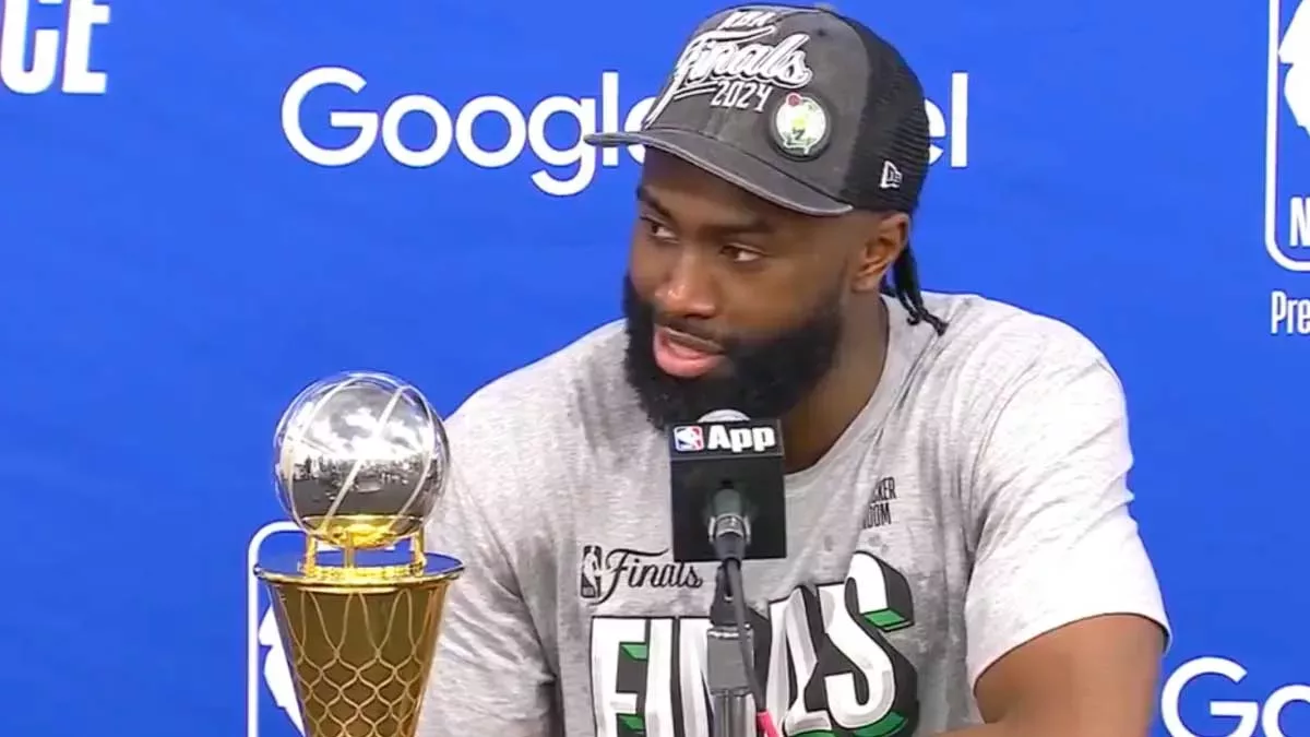 Jaylen Brown et son trophée de MVP des finales de conférence