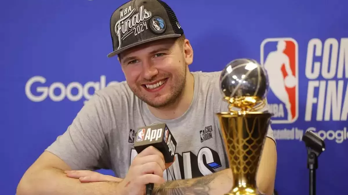 Luka Doncic et son trophée de MVP des finales de conférence